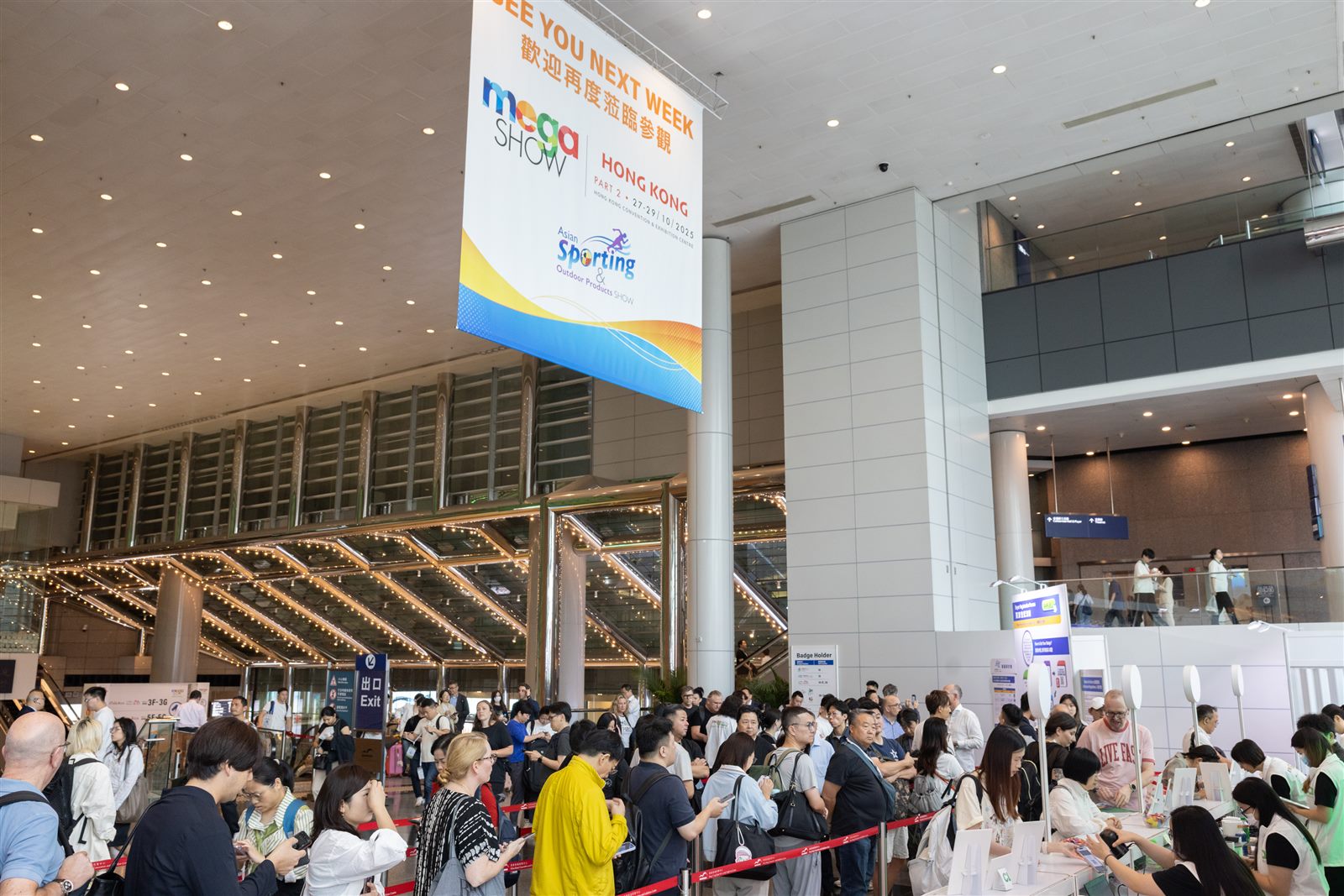 Pengunjung di pintu masuk MEGA SHOW Hong Kong 2025