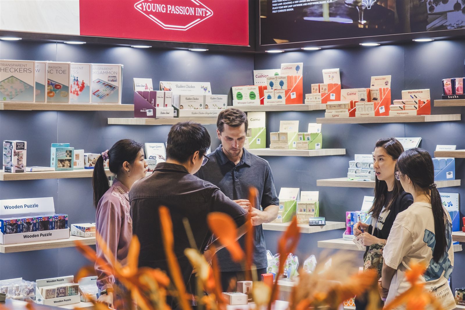 Percakapan buyer dan supplier di MEGA SHOW Hong Kong 2025
