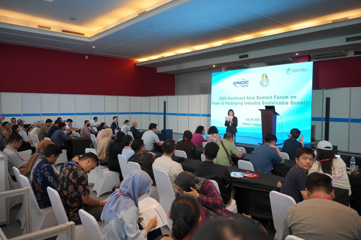 Sesi business forum di pameran industri