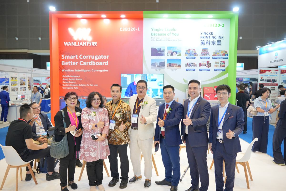 Showcase paper packaging dengan pengunjung industri